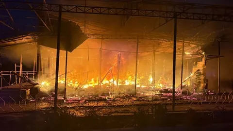 Атака БпЛА на ринок у Великому Бурлуці: пожежа на 300 кв. м, постраждалих немає