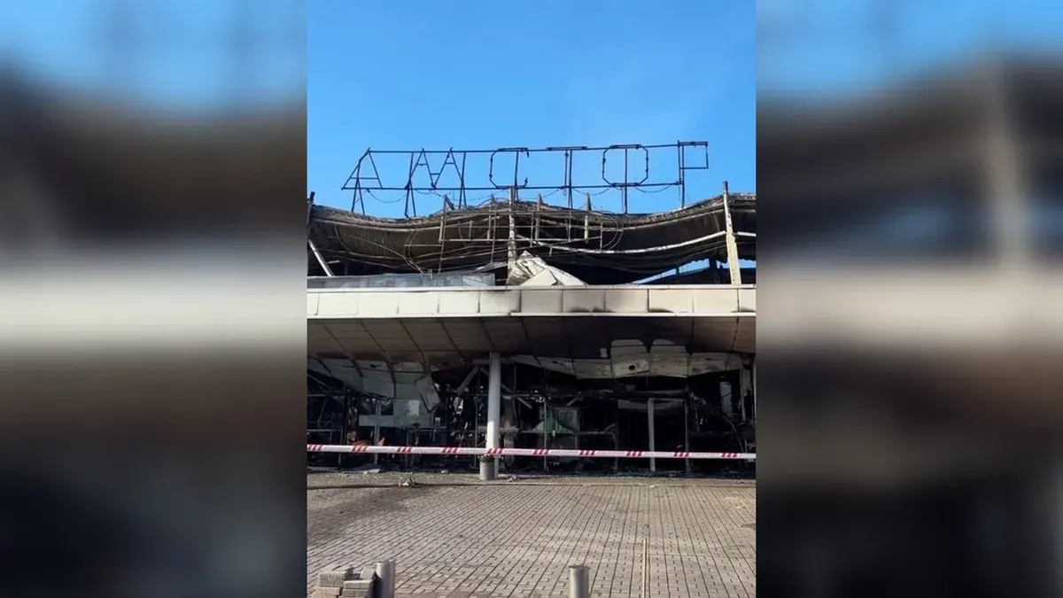 Російський дрон зруйнував ТЦ «Амстор» у Запоріжжі: пожежа на 10 тисячах квадратних метрів