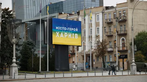 Ворожий дрон влучив у ТЦ у Харкові: є постраждалі