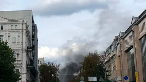 У центрі Києва впав російський дрон: пожежа біля Золотих Воріт