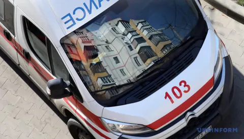 Російський дрон влучив у двоповерхівку в Сумах: двоє поранених