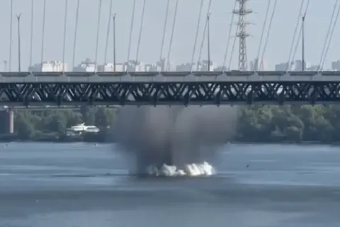 У Києві збитий дрон впав біля Подільського мосту: відео