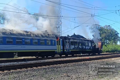Російський дрон влучив у пасажирський потяг «Харків – Ізюм»: 7 постраждалих