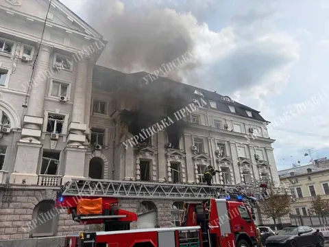 Російський дрон влучив у будівлю СБУ на Володимирській у Києві