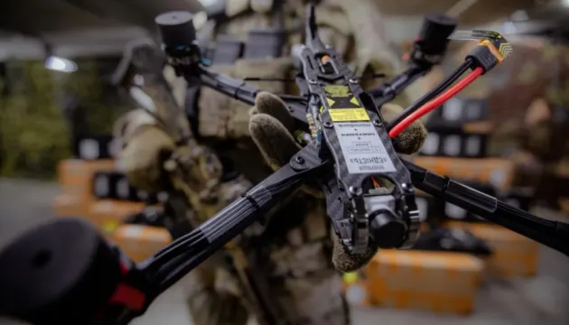 АОЗ ДОТ оголосила конкурсну закупівлю FPV-дронів за ТТХ Міноборони