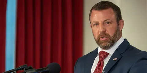 У літака з міністром внутрішньої безпеки США загорівся двигун у польоті