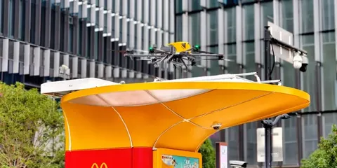 У Шанхаї дрони McDonald's доставляють бігмаки вздовж набережної