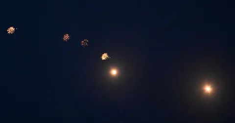 Нічна атака: вибухи в Енгельсі та пожежа на Ярославському НПЗ