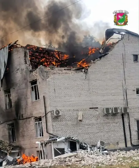 Удар по бізнес-центру в Лозовій: 10 поранених, повторна атака