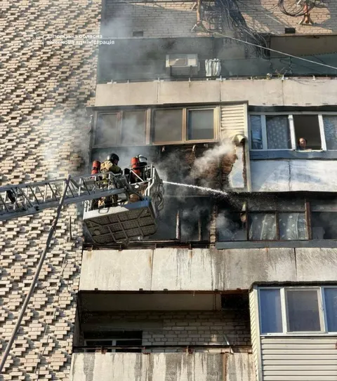 У Запоріжжі дрон влучив у багатоповерхівку: постраждав чоловік
