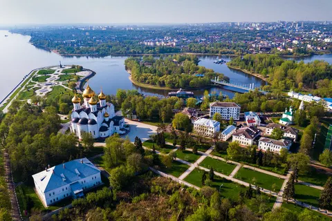 У Ярославлі та Енгельсі прогриміли вибухи: під ударом НПЗ та авіабаза