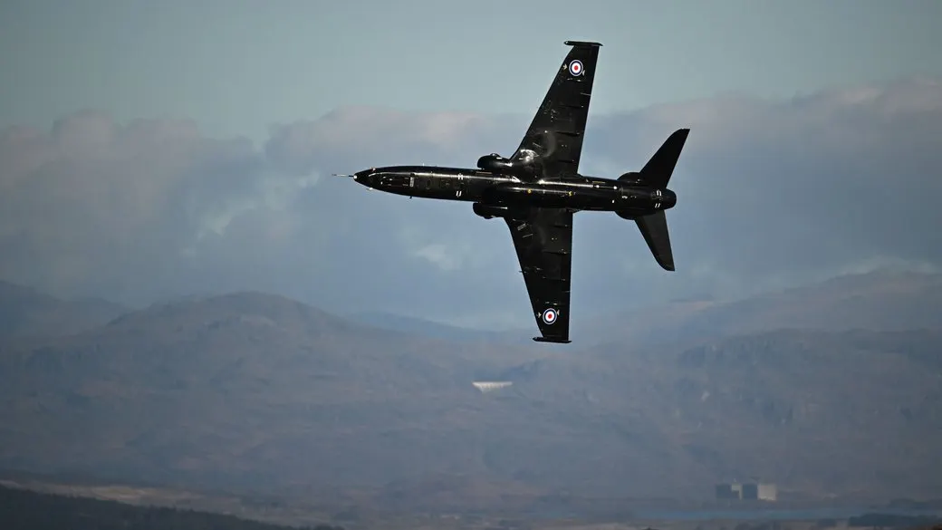Навчальний літак RAF T2 Hawk розбився на півночі Уельсу: пілоти катапультувалися