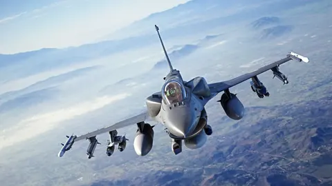 F-16 залишаються без ракет: що це означає для захисту неба України