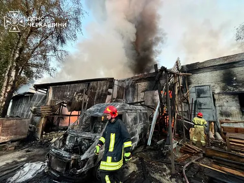На Звенигородщині через БпЛА горіло приватне підприємство: пожежу гасили 44 рятувальники