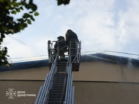 Росіяни вдарили FPV-дроном по адмінбудівлі у Краматорську