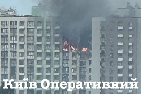 У Києві через атаку дронів спалахнула 16-поверхівка на Подолі: є постраждалі