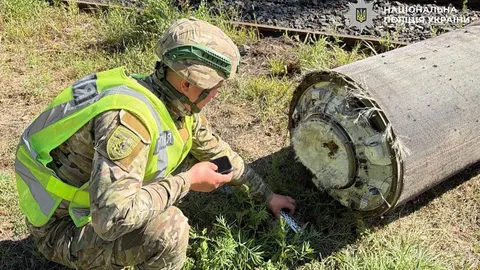 Після удару по Києву вибухотехніки вилучили частину ракети та 50 кг вибухівки