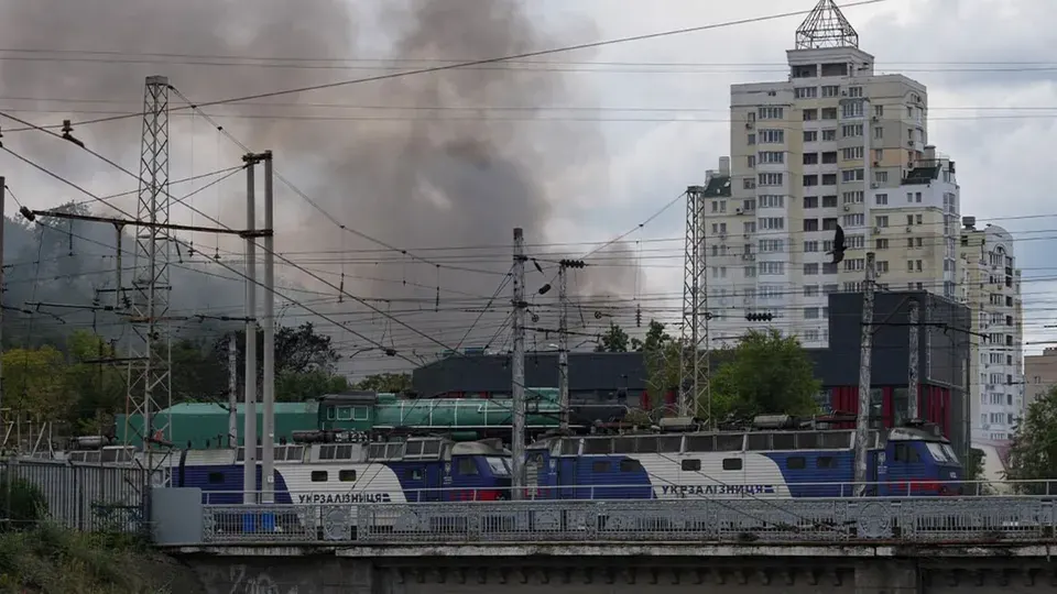 Масована атака дронів на Київ: двоє загиблих, 25 поранених, пожежа біля вокзалу