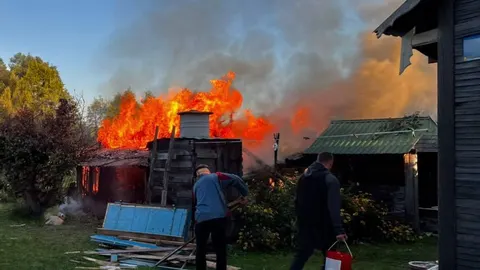 На Чернігівщині безпілотник влучив у подвір'я: загорівся будинок