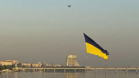 Над Дніпром підняли прапор України за допомогою дрона Banshee M22