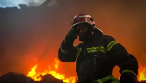 У Києві уламки дрона впали на бізнес-центр: є загиблий та поранені