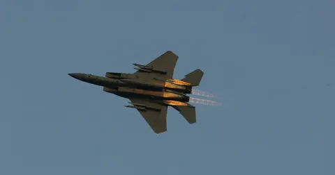 Дефіцит ракет для F-16 і Patriot: чим Україна закриває небо