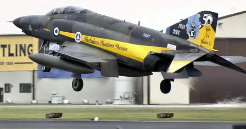 Винищувач F-4 Phantom впав на авіашоу в Греції: є постраждалі?