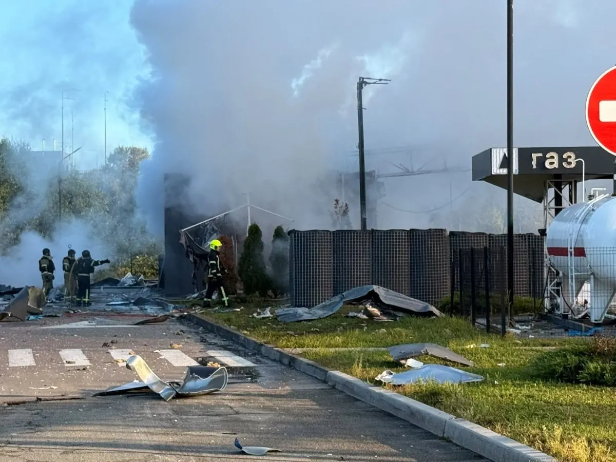 Атака дронів на Київ: уражено дві АЗС, є поранені