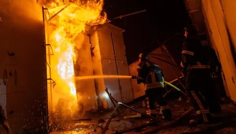 У Хмельницькому через падіння уламків БПЛА загорівся ринок, четверо рятувальників травмовані