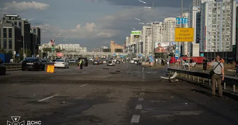 Дрон РФ влучив у дев'ятиповерхівку в Києві: пожежа охопила шість поверхів