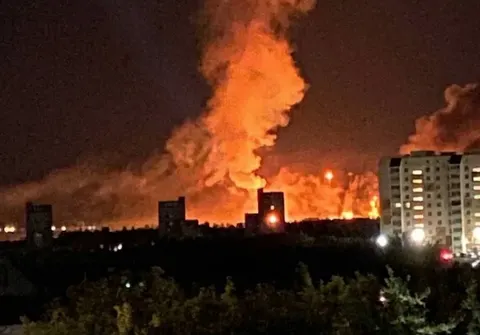 Пожежа на Саратовському НПЗ: влада заявила про загрозу дронів