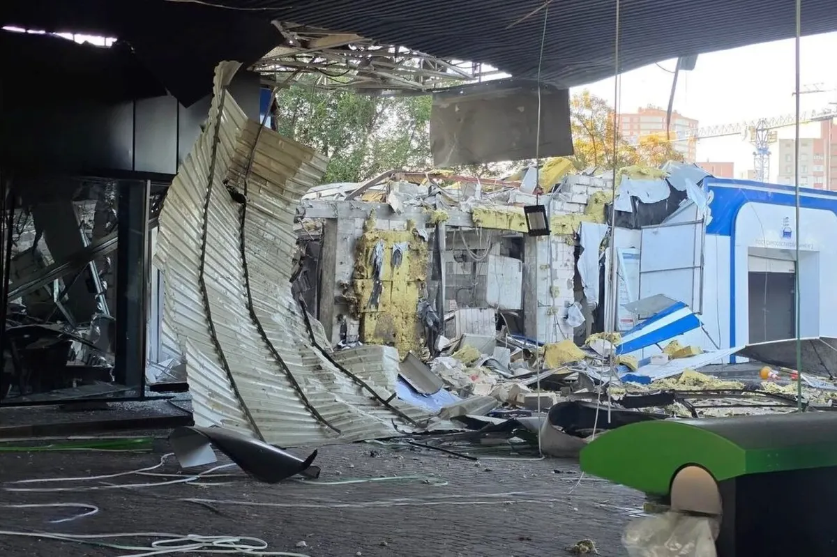 Атака дронів на Київ: у Дарницькому районі горів дах АЗС, є поранений