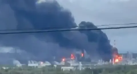 Ярославський НПЗ атакували дрони: пожежа після вибухів