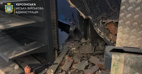 Російський дрон влучив у супермаркет у Херсоні: поранено дитину