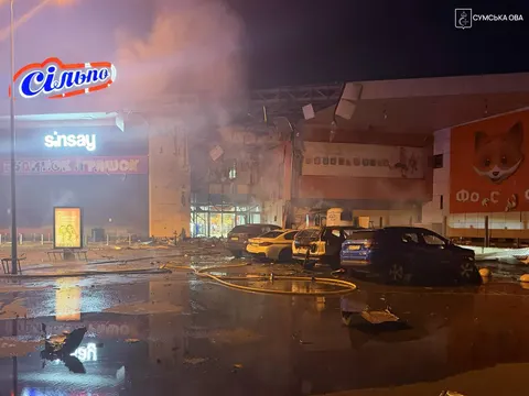 Дрон знову влучив у ТРЦ «Мануфактура» в Сумах: сталася пожежа