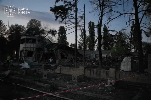 РФ вдарила балістикою та дронами по Києву: загинули працівники Укрзалізниці