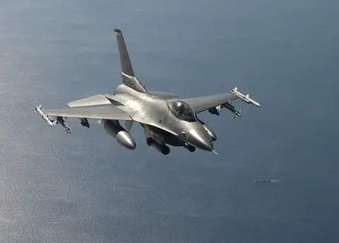 Українські F-16 відчувають дефіцит ракет: пілоти застосовують гармати