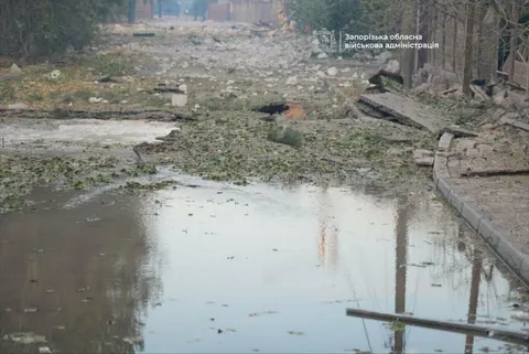 Авіаудар по Запоріжжю: двоє загиблих, пошкоджено дорогу
