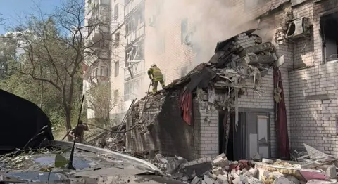 У Чернігові російський дрон влучив у багатоповерхівку: 14 поранених