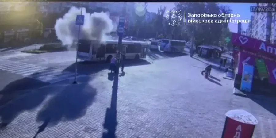 FPV-дрон РФ ударив по автобусу в Запоріжжі: п'ятеро постраждалих