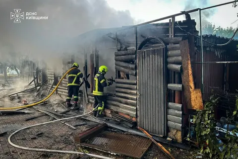 Нічна атака дронів: ППО збила 135 безпілотників, є влучання