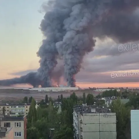 Атака дронів на Саратов: горять НПЗ і склад Ozon