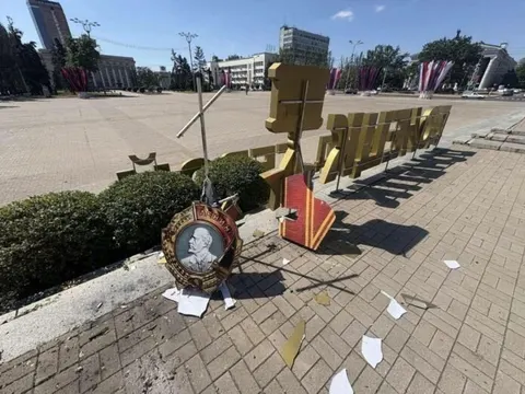 Дрони з синьо-жовтим димом ударили по символіці окупантів у Донецьку