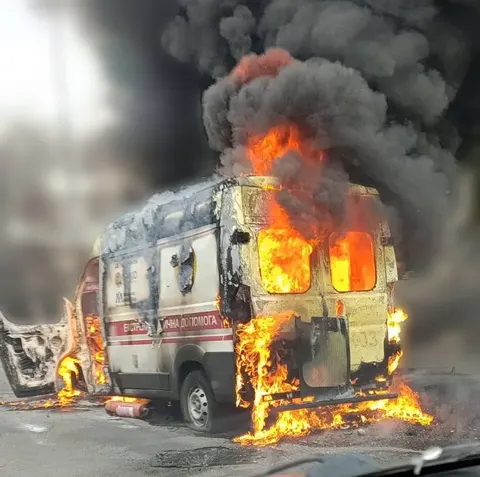 Дрон влучив у "швидку" в Херсоні: двоє медиків поранені