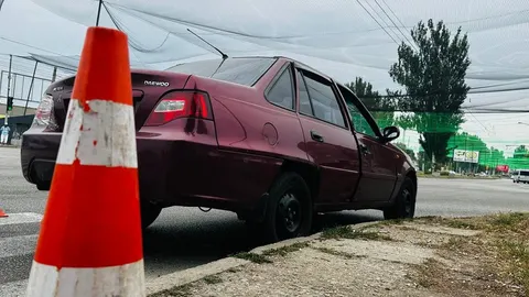 У Запоріжжі російський FPV-дрон атакував цивільне авто: двоє поранених