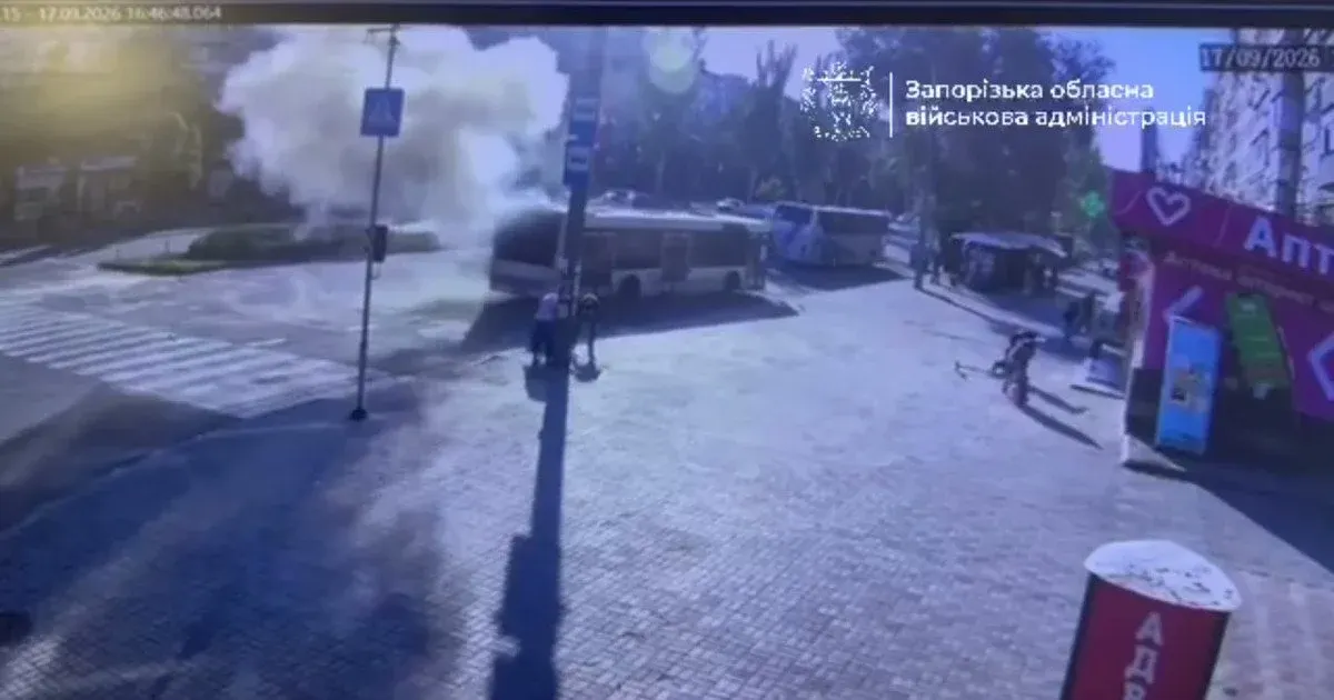Російський FPV-дрон влучив у пасажирський автобус у Запоріжжі: п'ятеро поранених