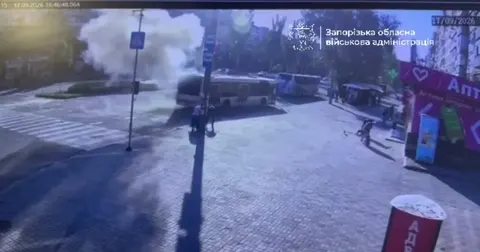 Російський FPV-дрон влучив у пасажирський автобус у Запоріжжі: п'ятеро поранених