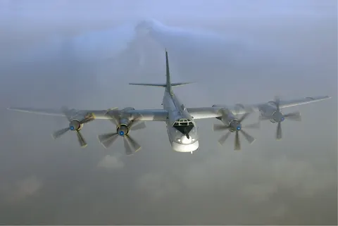 СБУ вдарила по російському ракетоносію Ту-95МС в Енгельсі