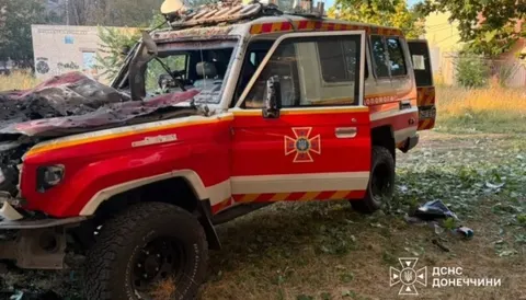У Краматорську дрон РФ влучив у санітарний автомобіль ДСНС