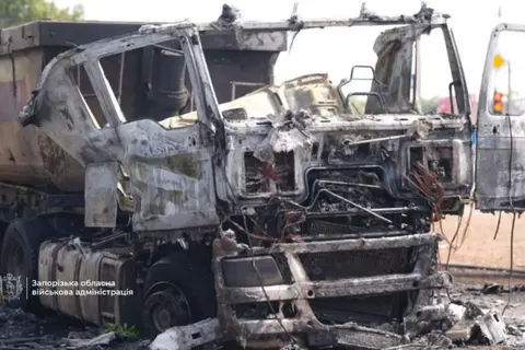 У Запоріжжі дрон РФ влучив у вантажівку: водій поранений